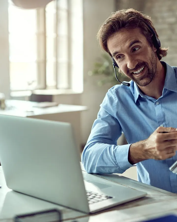 Professionnel souriant en visioconférence avec une tablette