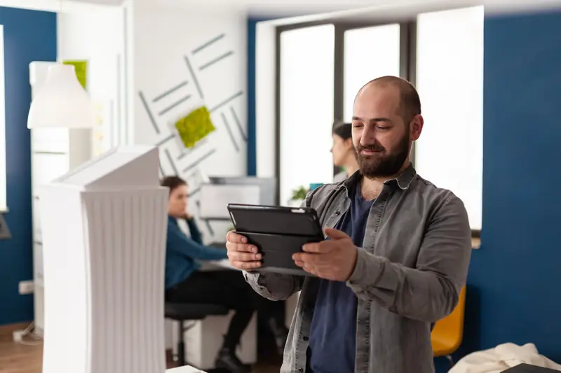 Professionnel consultant une tablette dans un bureau