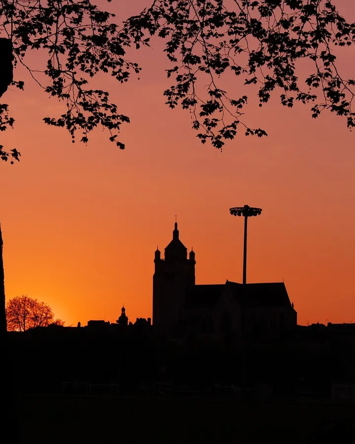 Silhouette d'une église au coucher du soleil